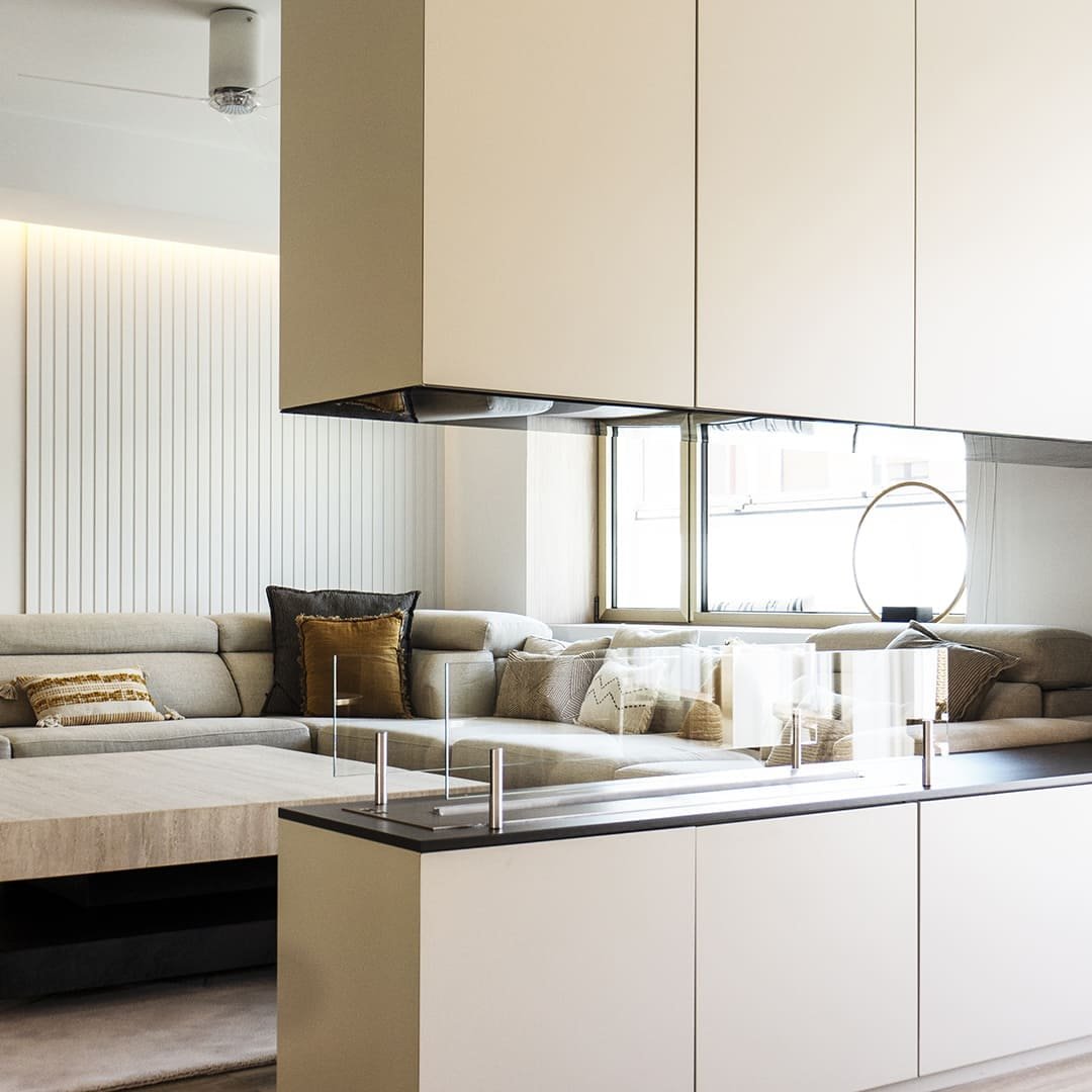 Salón de diseño minimalista con mobiliario a medida realizado por arquitecto en León.