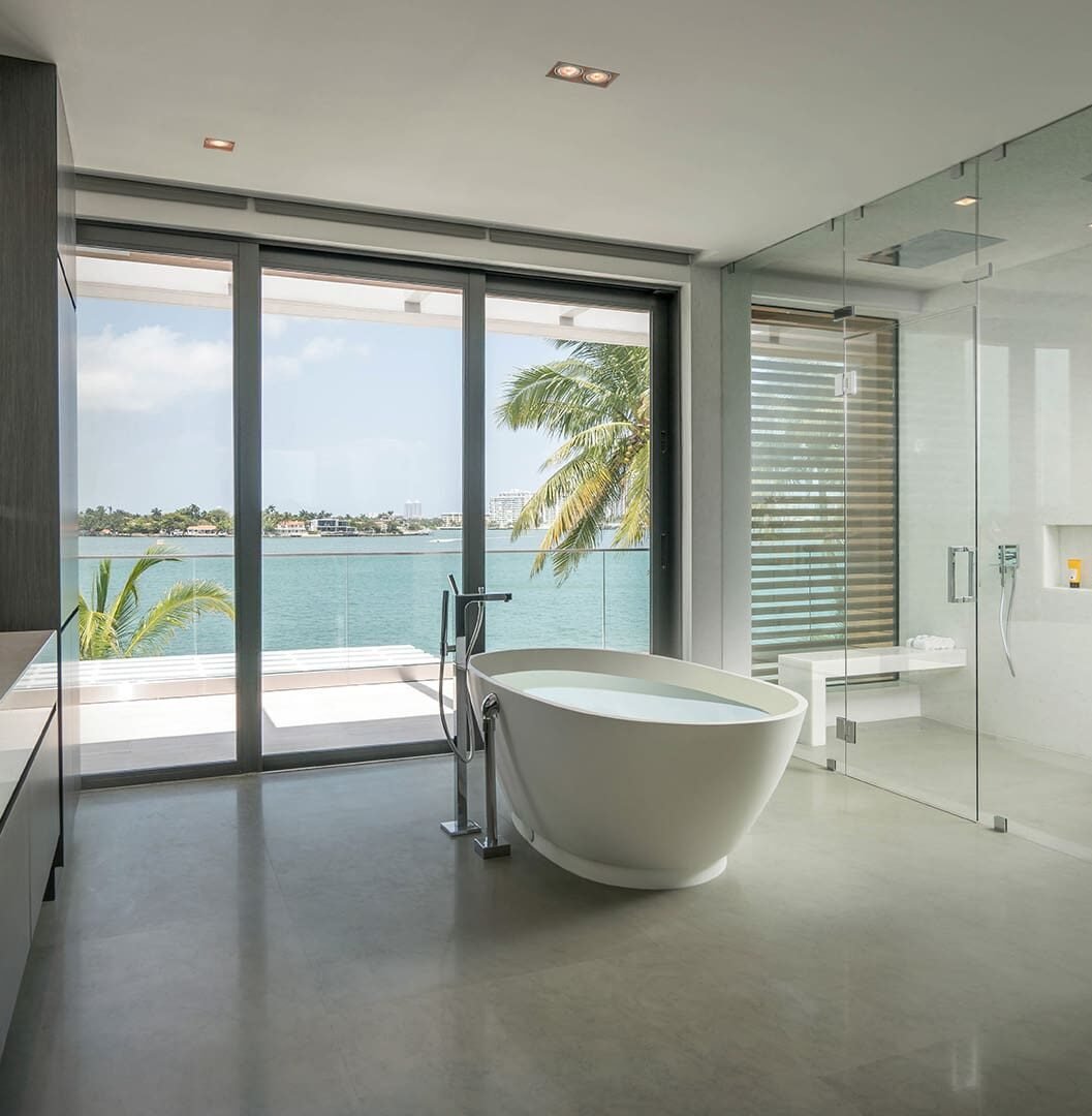 Baño contemporáneo con bañera exenta y vistas al mar diseñado por estudio de arquitectura en Toledo.