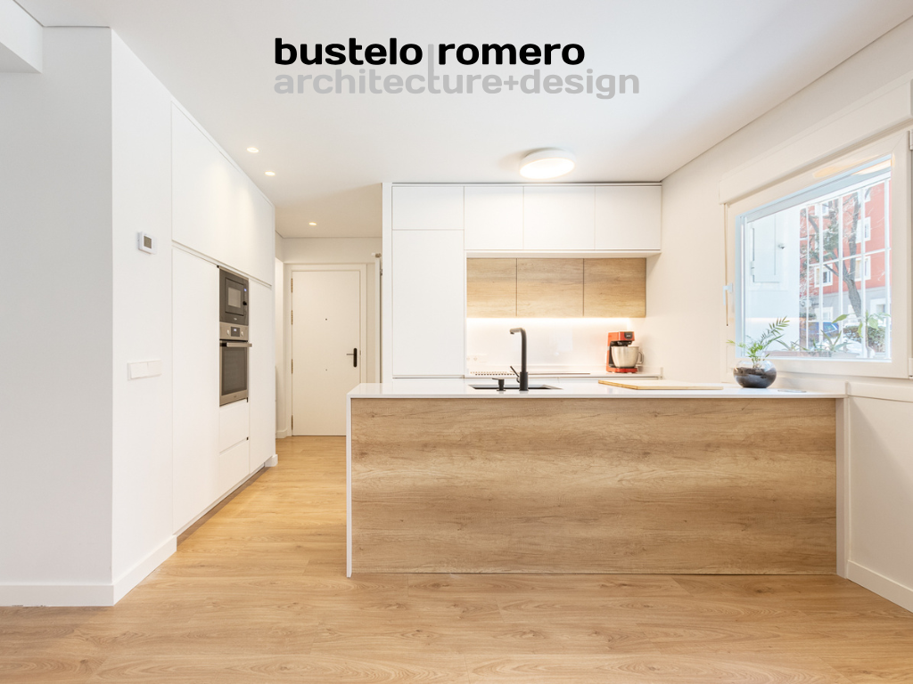 Reforma de cocina en Madrid por Bustelo Romero con diseño moderno en madera y blanco.