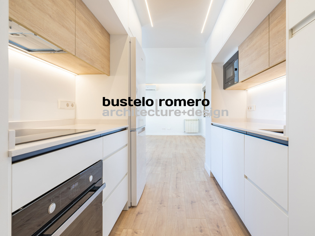 Reforma de cocina grande en Madrid por Bustelo Romero con diseño elegante y funcional.