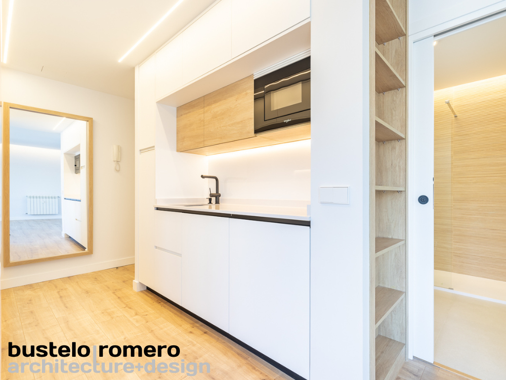 Reforma de cocina pequeña con diseño minimalista y almacenaje optimizado.