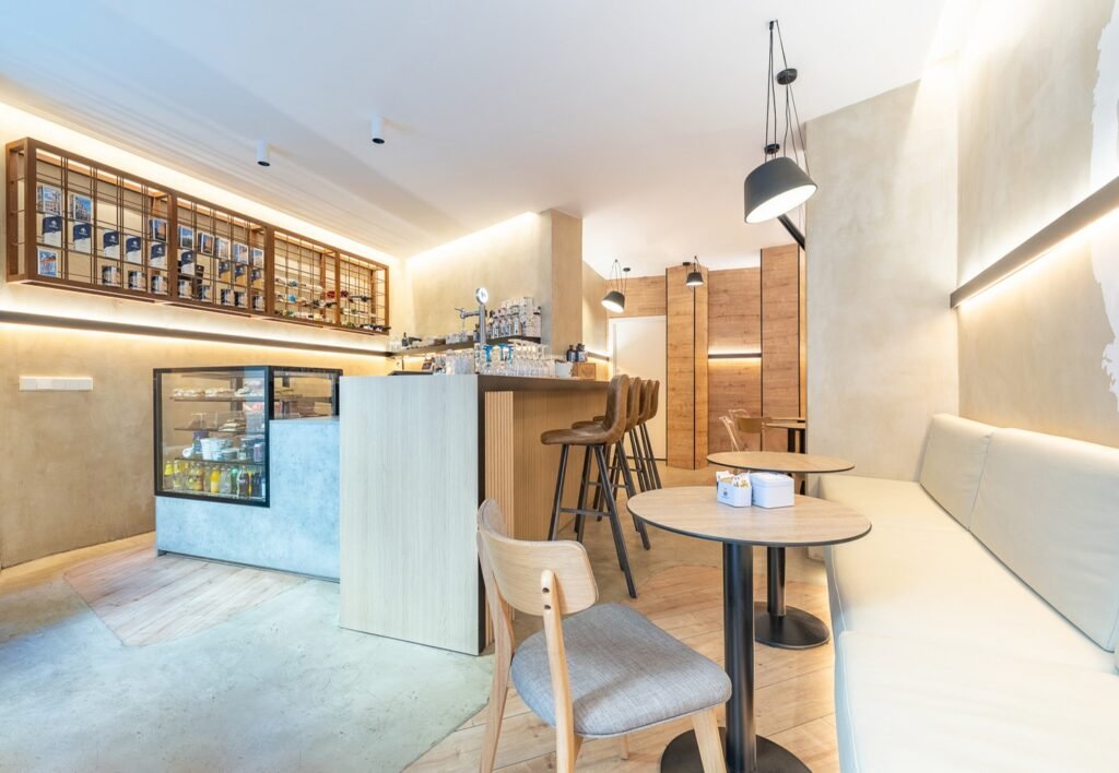 Interior reformado por el estudio Bustelo Romero con diseño sereno, materiales naturales y planificación arquitectónica rigurosa.